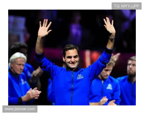 网球传奇费德勒宣布退役后首次亮相 慈善赛展现独特魅力