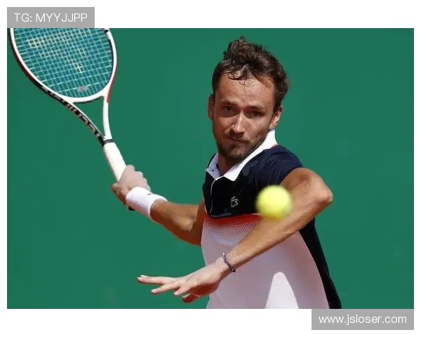 网球巨星梅德韦杰夫勇夺大师赛冠军 展现强势回归实力